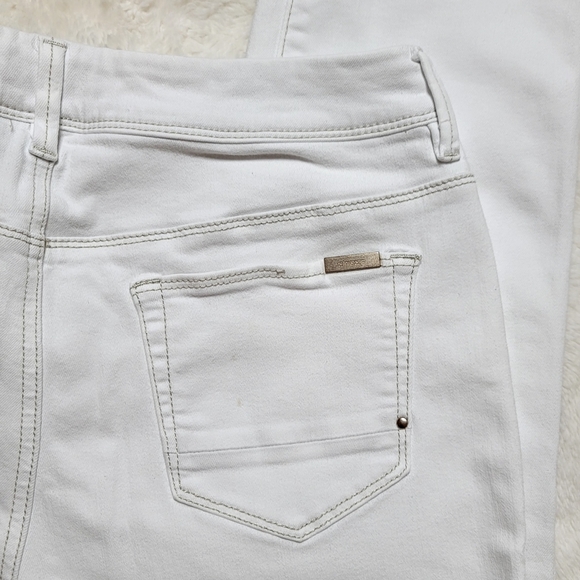 Chicos So Slimming cropped white pant - Picture 3 of 10